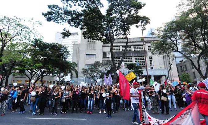 Docentes vestidos de preto ocuparam parte da Avenida Afonso Pena, em frente à administração municipal (foto: Gladyston Rodrigues/EM/DA Press) Docentes vestidos de preto ocuparam parte da Avenida Afonso Pena, em frente à administração municipal (foto: Gladyston Rodrigues/EM/DA Press)