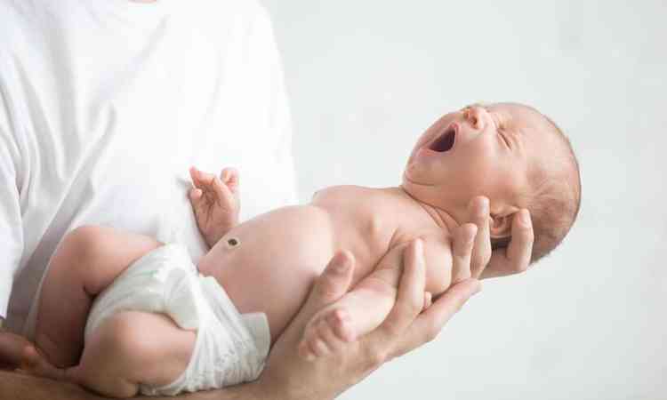 mos segurando um recm nascido gritando