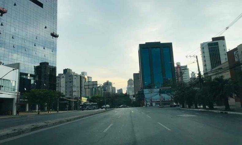 A semana terá um tempo mais estável, com chuvas isoladas e céu parcialmente nublado na capital mineira e região metropolitana(foto: Edesio Ferreira/EM/D.A Press) Céu em BH, Av. Getúlio Vargas