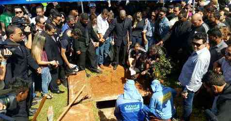 Aplausos rompem silêncio e marcam enterro de Cristiano Araújo em Goiânia -  @aredacao