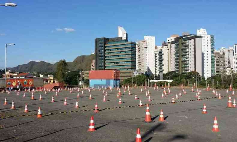 Cones foram instalados no local para delimitar as vagas (foto: Juarez Rodrigues/EM/D.A/Press)