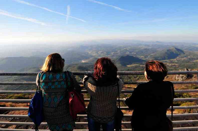 Turistas no alto da Serra da Piedade, centro de peregrinao dos devotos da padroeira de Minas, que recebe anualmente 500 mil visitantes(foto: GLADYSTON RODRIGUES/EM/D.A PRESS)