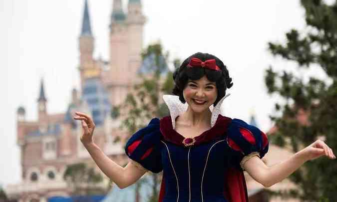 Atriz vestida de Branca de Neve posa em frente ao Enchanted Storybook Castle at Shanghai Disney Resort, em Xangai (foto: AFP/JOHANNES EISELE )