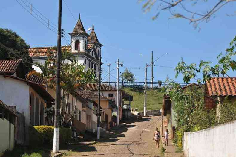 Vista de Morro Vermelho, distrito de Caet, cuja cultura carrega marcas das epidemias do passado, com ruas ainda mais vazias que o normal em perodo de isolamento(foto: Alexandre Guzanshe/EM/D.A Press )
