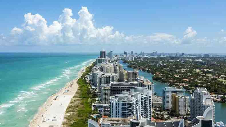 Miami Beach tem o Oceano Atlntico de um lado, Biscayne Bay e a cidade de Miami do outro.(foto: Miami Beach)