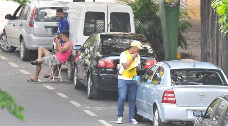 Flanelinhas usam at� cadeiras no meio da rua e agem livremente, inclusive ao lado de pesquisador da BHTrans que faz levantamento de vagas (foto: Marcos Michelin/EM/D.A Press)