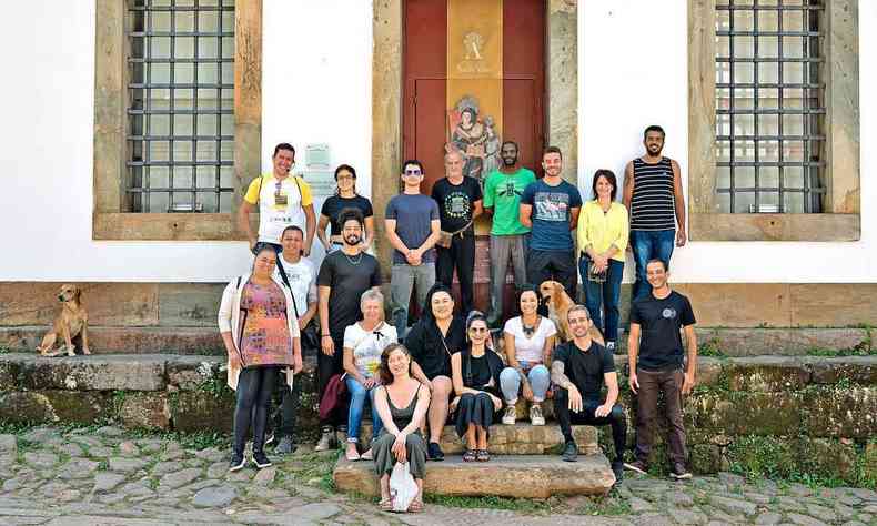 Artesos e designers posam em frente a casaro em Tiradentes 