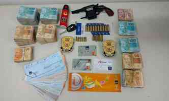 Os policiais apreenderam um revlver, caminhonetes, R$ 58.961 em dinheiro e vrios tales de cheques(foto: Polcia Civil/Divulgao)