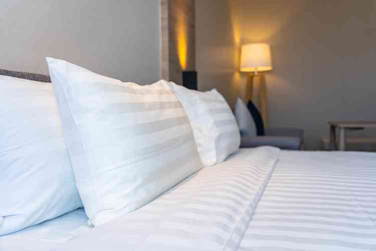 Os travesseiros so essenciais para uma cama de hotel