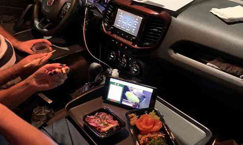 Os clientes não precisam sair do carro para degustar o rodízio de comida japonesa(foto: Yakan/Divulgação)
