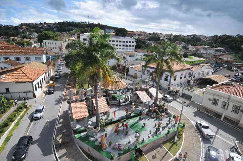 Presépio com peças em tamanho natural é aberto para visitação no Cristo Rei