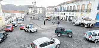 Pedras que delimitavam reas para estacionamento de carros foram retiradas da praa. MP pede retorno da estrutura(foto: Beto Magalhes/EM/D.A Press)