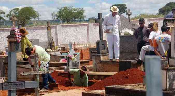 Restos mortais do padre Roldo Gonalves Rodrigues so exumados em cemitrio na zona rural(foto: Farley Rocha/Patos Hoje)