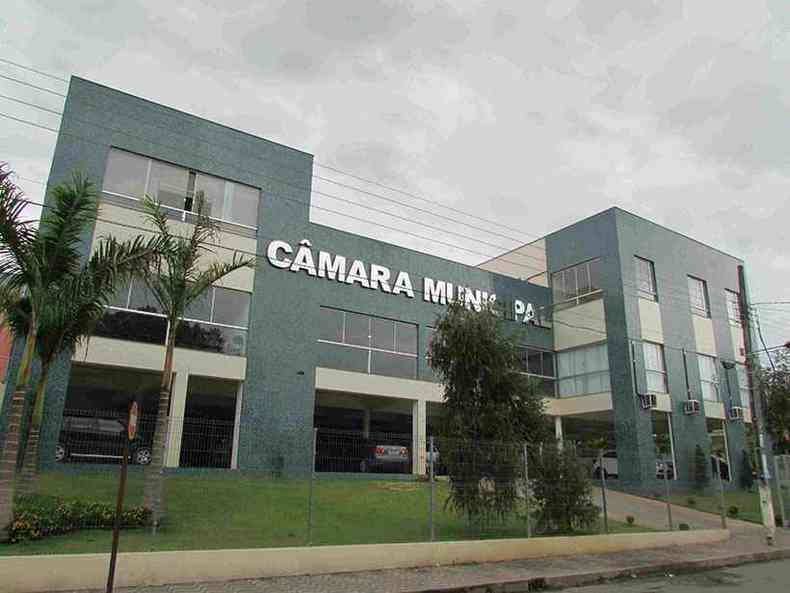 Antes da suspenso, a Cmara pagava a remunerao de 19 vereadores, com apenas 13 atuando(foto: Divulgao/Cmara de Nova Serrana)