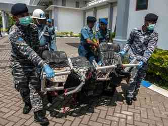 Marinha da Indonsia tambm localizou parte dos assentos do avio(foto: JUNI KRISWANTO / AFP)