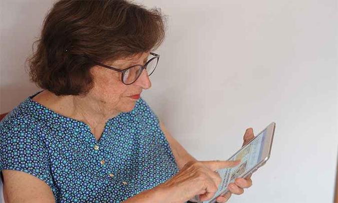 As mãos de Maria Helena Andrés, de 96 anos, pintam, desenham, esculpem e acessam notícias pelo tablet(foto: Leandro Couri/EM/D.A Press) As mãos de Maria Helena Andrés, de 96 anos, pintam, desenham, esculpem e acessam notícias pelo tablet(foto: Leandro Couri/EM/D.A Press)
