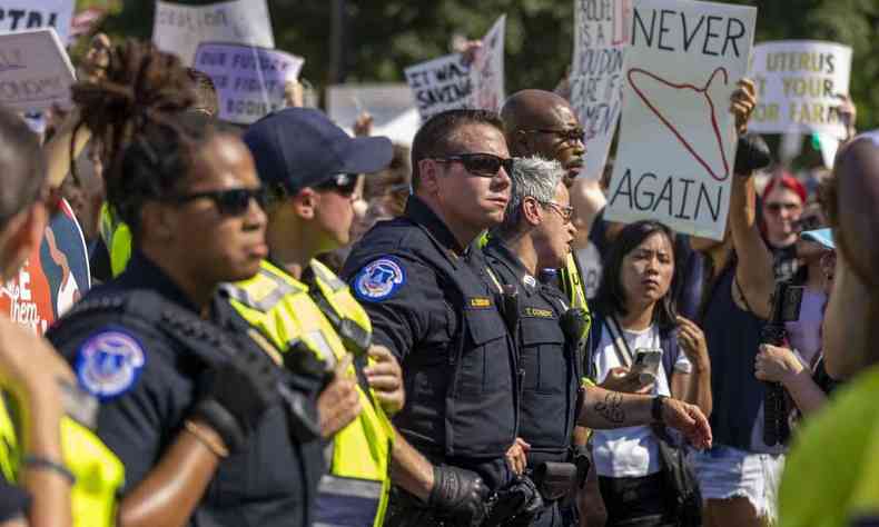 policiais e manifestantes contrários à decisão da Suprema Corte dos EUA sobre aborto