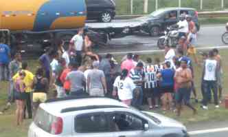 Motoristas que passavam pela rodovia se aglomeraram ao redor do carro, que ficou destrudo (foto: Kleber Geraldo Torres Carneiro/ Divulgao)