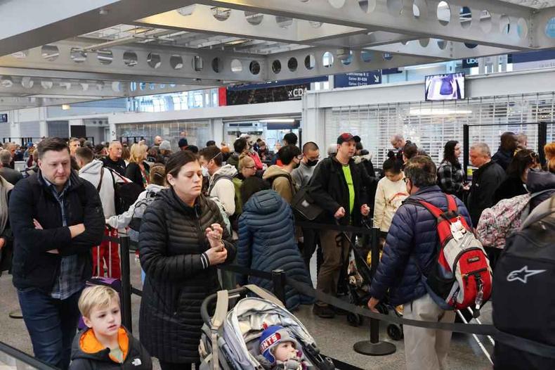Passageiros formaram filas nos aeroportos, retidos por causa de nevasca