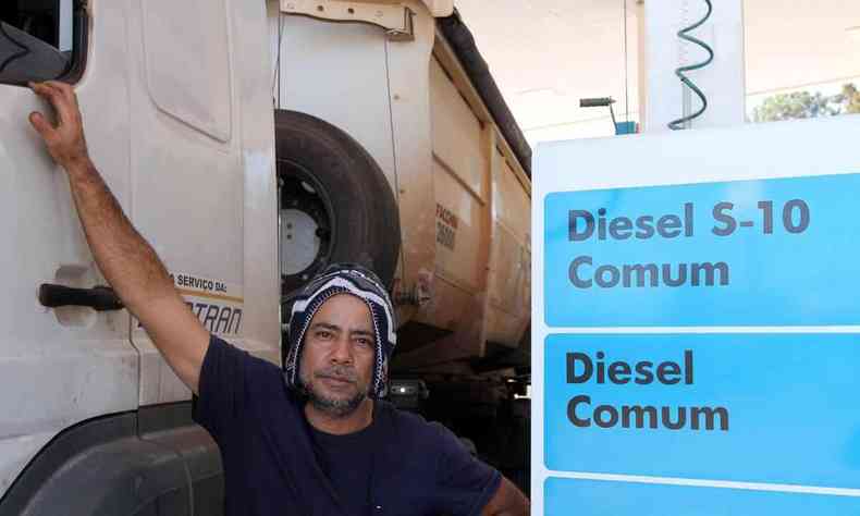 Márcio Eduardo posa ao lado de caminhão em posto de gasolina de BH