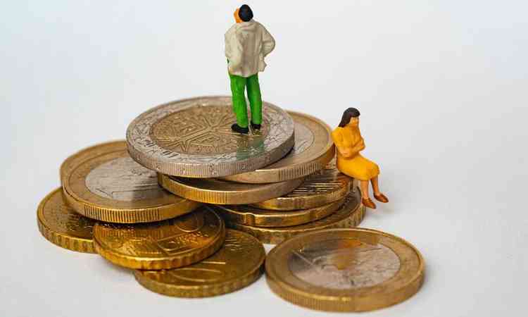 ilustrao com bonecos de um casal em cima de uma pilha de moedas