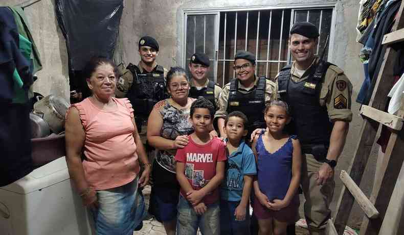 Famlia em foto junto aos policiais.