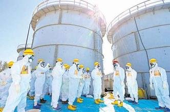 Durante as inspe��es � usina de Fukushima, a prote��o era obrigat�ria: o contato com agentes radioativos pode levar � morte(foto: Reuters )