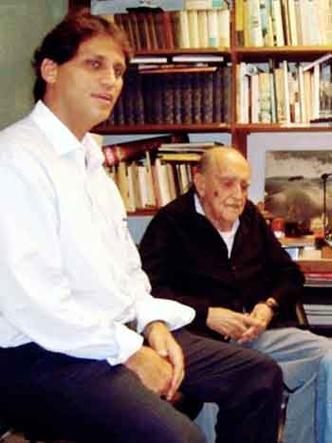 O arquiteto Paulo com o bisavô Oscar Niemeyer, no escritório de Copacabana(foto: Divulgação) O arquiteto Paulo com o bisavô Oscar Niemeyer, no escritório de Copacabana(foto: Divulgação)