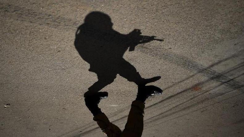 Em bairro do RJ, mulheres assumiram serviços e ajuda comunitária, reduzindo poder da milícia(foto: Getty Images) Sombra de homem armado
