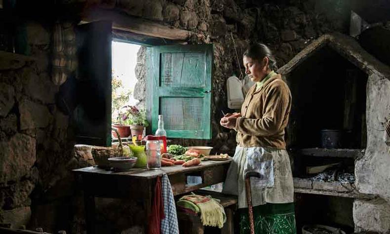 A atriz Magaly Solier, que interpreta a mãe do adolescente, sugeriu ao diretor fazer o filme no idioma quechua(foto: Arteplex Filmes/Divulgação ) A atriz Magaly Solier, que interpreta a mãe do adolescente, sugeriu ao diretor fazer o filme no idioma quechua(foto: Arteplex Filmes/Divulgação )