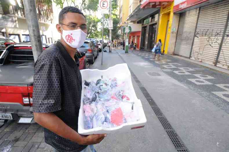 Wanderson Silva, de 19 anos, comeou a vender mscaras na esperana de conseguir pagar aluguel(foto: Juarez Rodrigues/EM/D.A. Press)