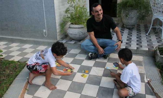 Alexandre Amaral se desdobra desde terça-feira para cuidar dos filhos Arthur e Pedro, que estão sem aula devido à greve(foto: Sidney Lopes/EM/D.A Press. ) Alexandre Amaral se desdobra desde terça-feira para cuidar dos filhos Arthur e Pedro, que estão sem aula devido à greve(foto: Sidney Lopes/EM/D.A Press. )