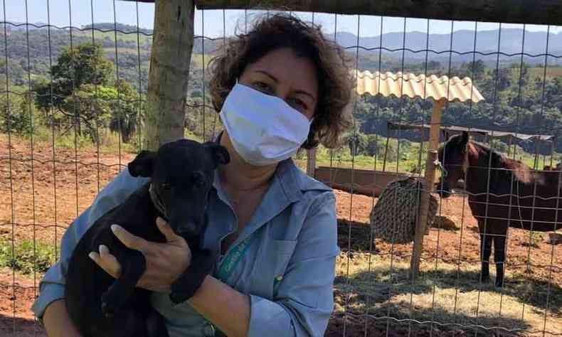 Magda Castro, analista ambiental e gestora da fazenda Abrigo de Fauna, conta que j foram cerca de 60 adoes desde o final de maio(foto: Divulgao)