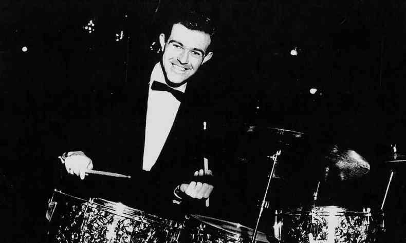 O jovem msico Andy White, nos anos 1960, sentado em frente  bateria