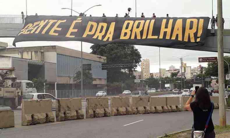 O pano  preto, sinalizando o luto pelas mais de 130 mil vidas perdidas para a pandemia do novo coronavrus(foto: Jair Amaral/EM/D.A Press)