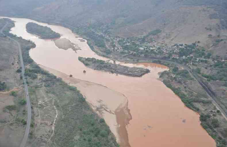 Rio Doce foi contaminado pela lama de rejeitos da tragdia em Mariana(foto: Alexandre Guzanshe/EM/D.A Press)