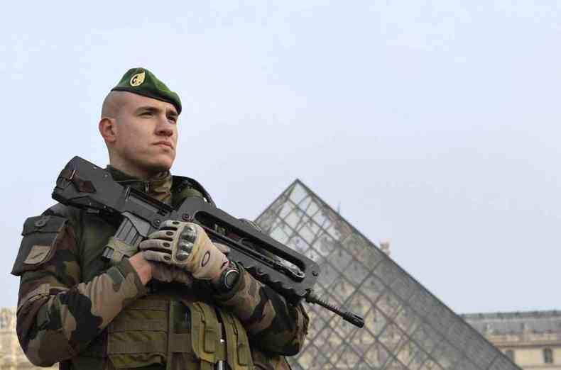 Soldado bem-armado vigia rea externa do Museu do Louvre