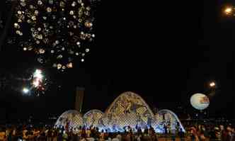 A celebrao anual atrai uma grande multido  orla da Pampulha, o que exige interdio de trnsito e proteo dos bens pblicos (foto: Leandro Couri/EM/DA Press )