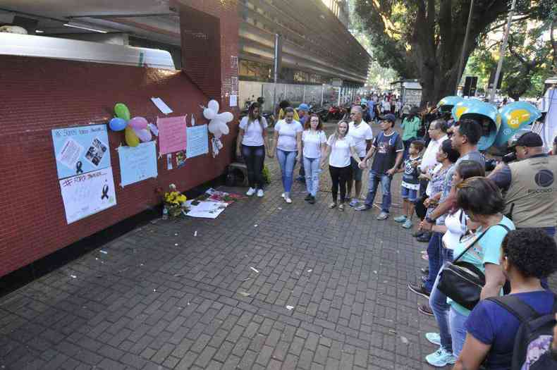 Estudantes de enfermagem da Santa Casa prestam homenagem s vitimas de Janaba(foto: Juarez Rodrigues EM DA Press)