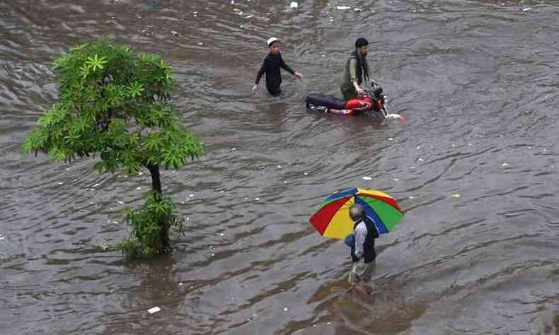 Cidade de Lahore ficou debaixo d'gua por causa do temporal