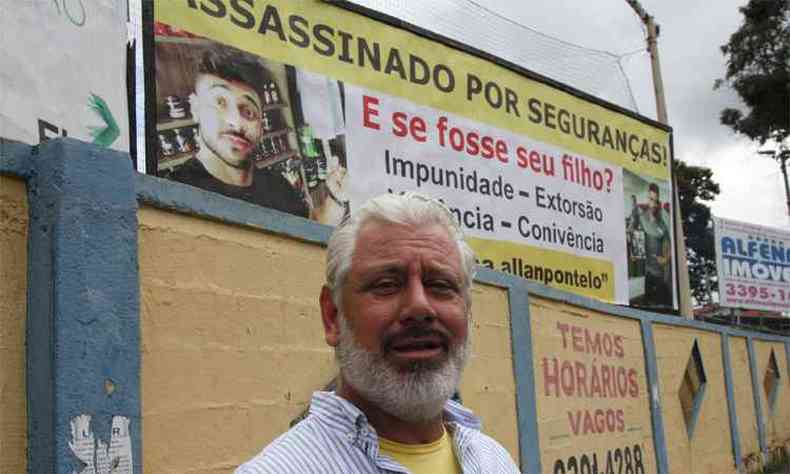 Dnio Pontelo, pai do fisiculturista que morreu na boate em setembro, diante de um dos painis em Contagem: 'Nigum foi punido e  isso que revolta a gente' (foto: Edsio Ferreira/EM/DA Press)