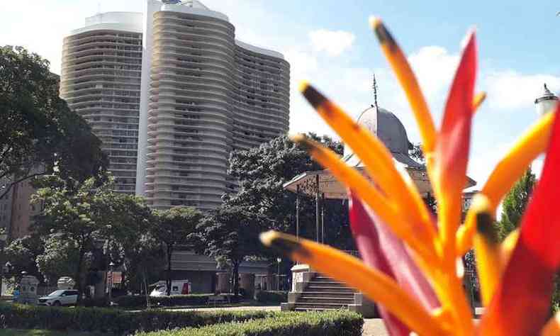 Praa da Liberdade, em BH, na manh desta tera-feira. Ao fundo, Edifcio Niemeyer(foto: Jair Amaral/EM/DA Press)