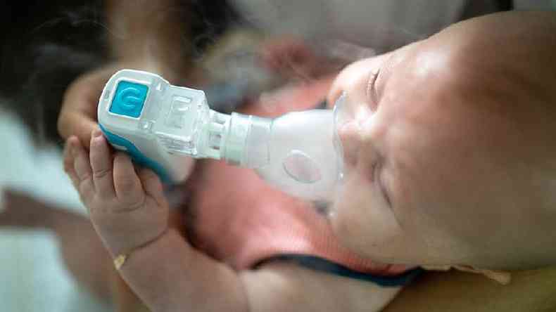 Um beb com uma mscara de nebulizao