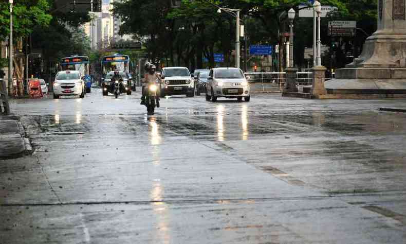 Pancadas de chuva refrescaram a tarde deste domingo(foto: Tlio Santos/EM/D. A. Press)