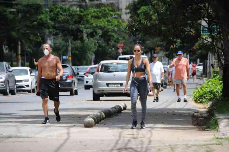 Aumento do fluxo no trnsito e nas praas de Belo Horizonte mesmo aps fechamento do comrcio(foto: Juarez Rodrigues/EM/D.A Press)