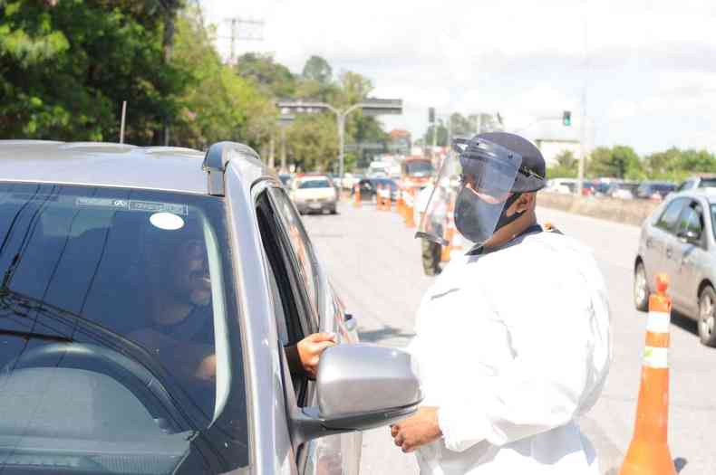 Motoristas abordados sem mscara so orientados a coloc-la e s recebem a multa se houver recusa(foto: Leandro Couri/EM/D.A Press)