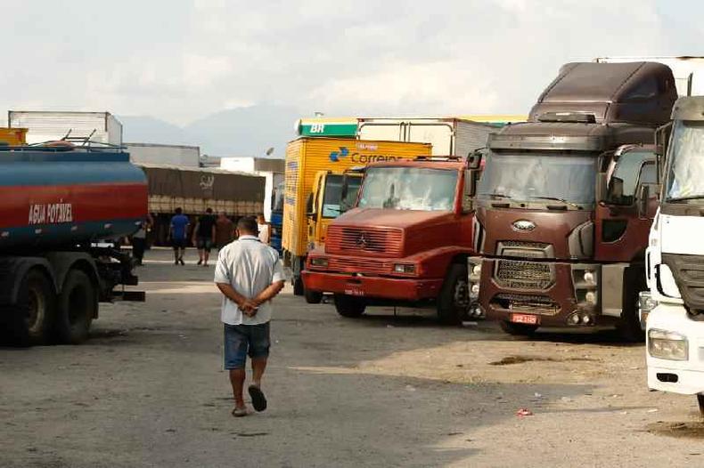 caminhes parados lado a lado