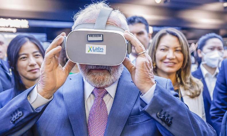 Lula com um culos de realidade virtual e a primeira dama Janja logo atrs