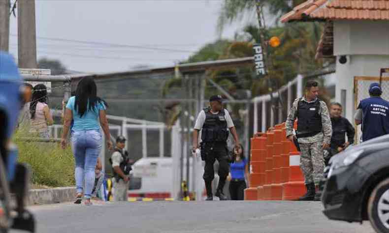 Agentes diante da unidade da Grande BH: aps ataque atribudo a faco em outubro, apreenso volta a subir no presdio da Grande BH (foto: Juarez Rodrigues/EM/DA Press)