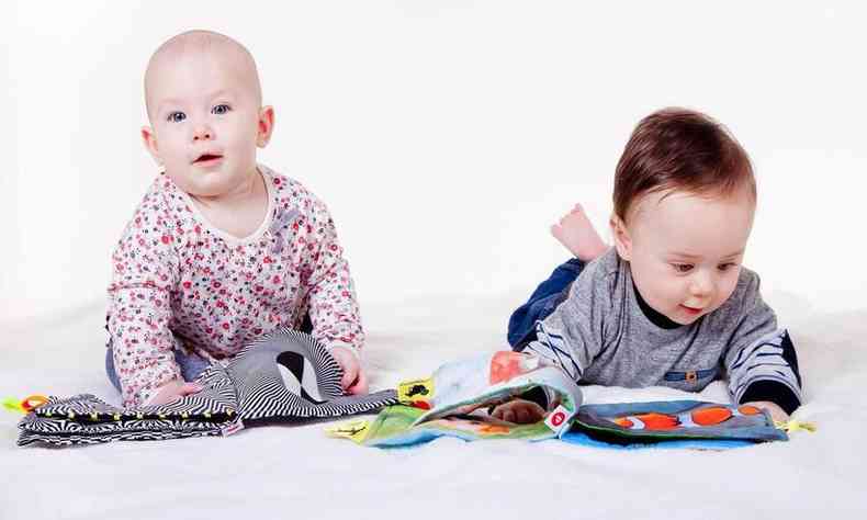 dois bebs com livros 